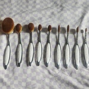 artis Oval Brush Set